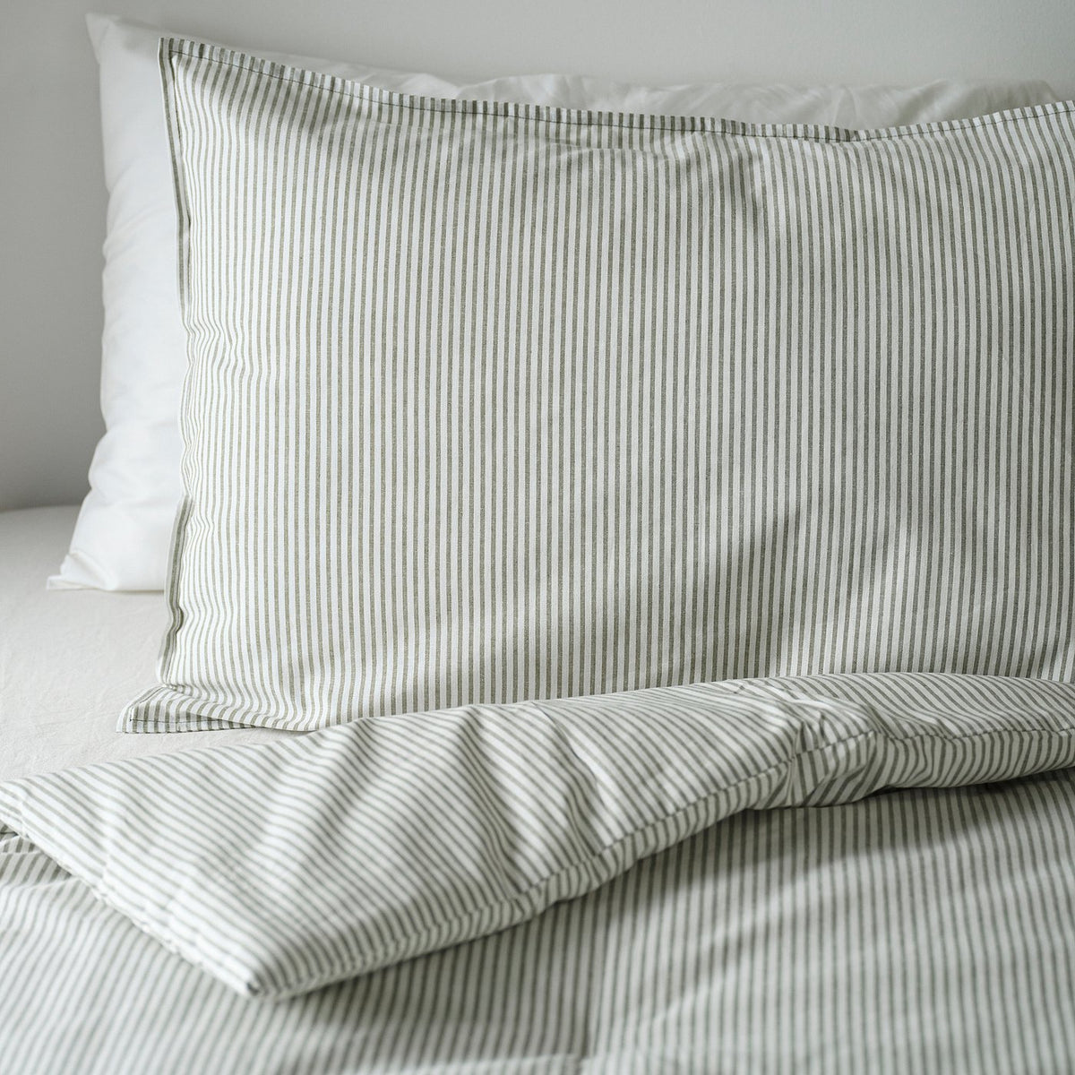 SOLFIBBLA comforter set, white green/stripe, 240x220/50x80 cm