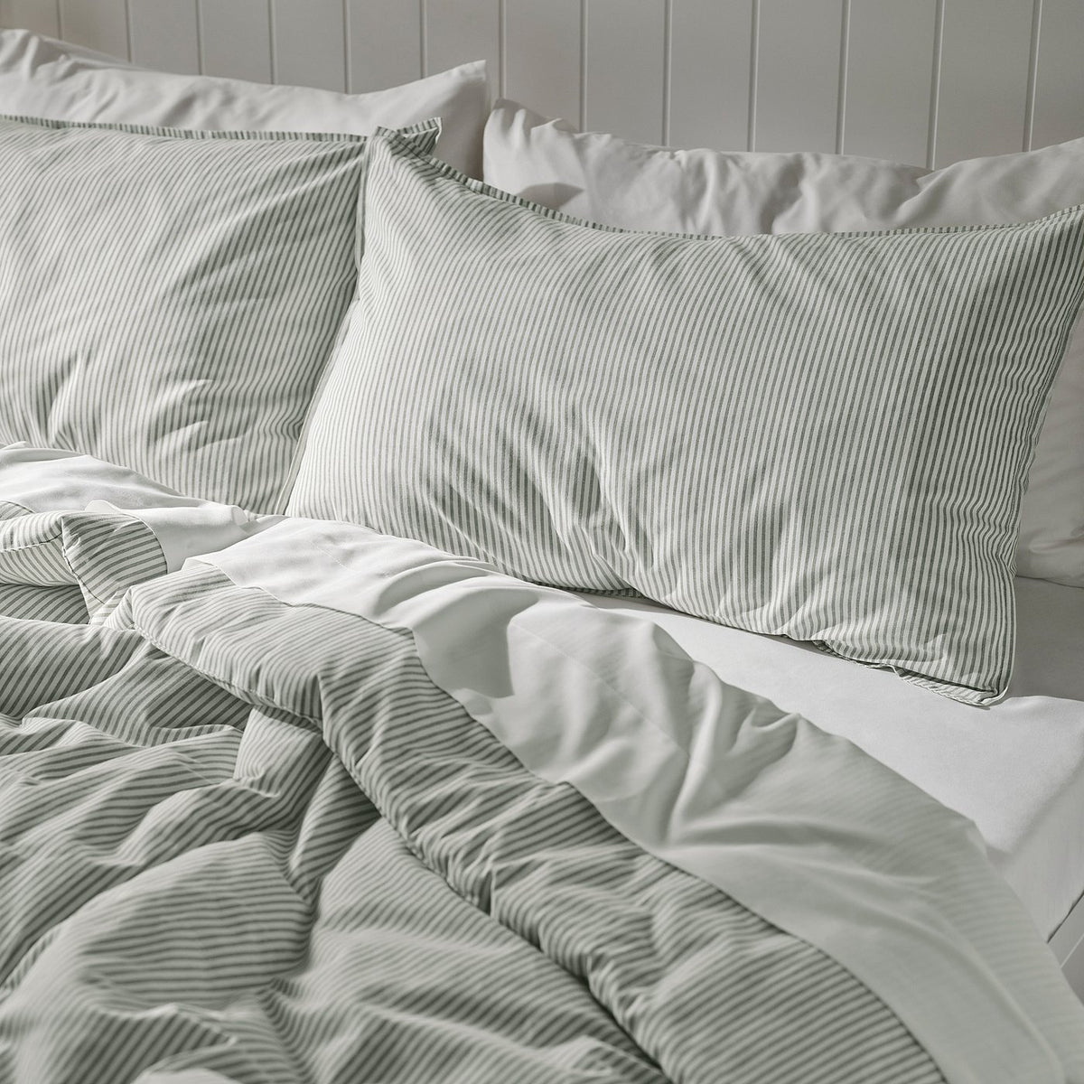 SOLFIBBLA comforter set, white green/stripe, 240x220/50x80 cm