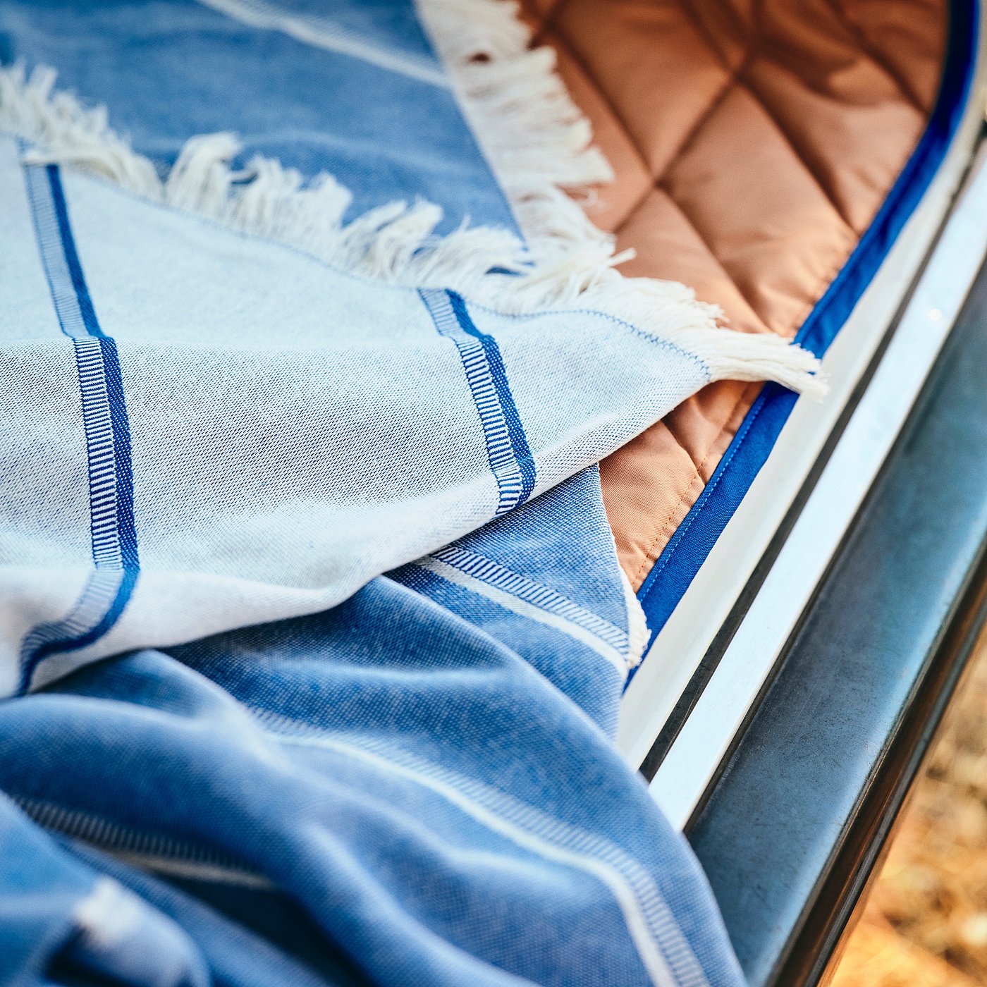 SOLUPPGÅNG throw, double sided blue/off-white, 130x170 cm