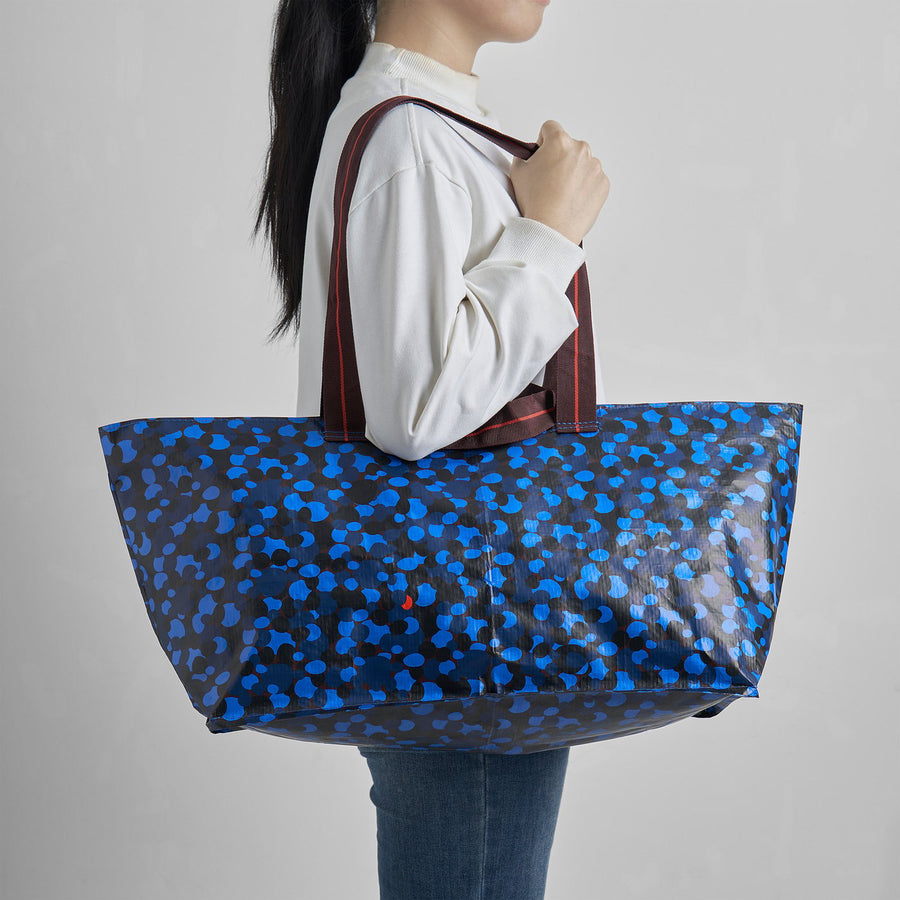 SPJUTSÖ carrier bag, blue patterned, 18x45x28 cm/22 l