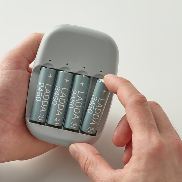 STENKOL / LADDA battery charger and 4 batteries, 110 mmx77 mm cm