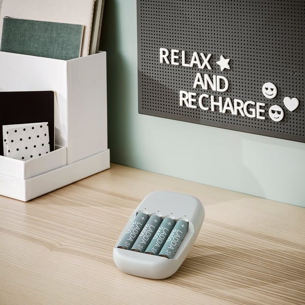 STENKOL / LADDA battery charger and 4 batteries, 110 mmx77 mm cm