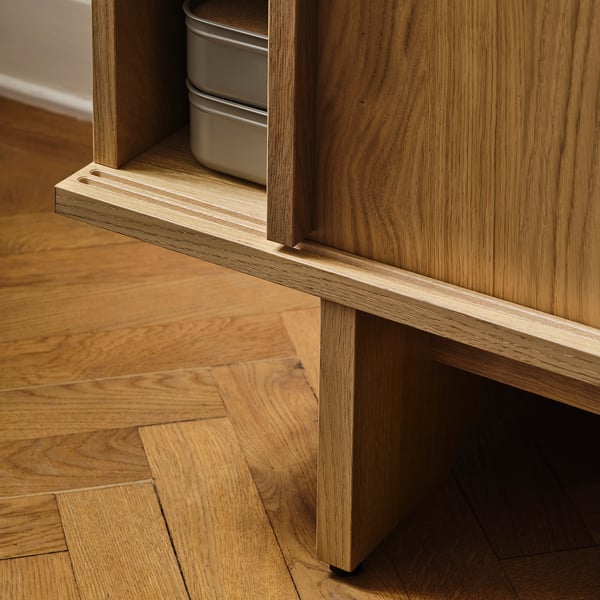 STOCKHOLM 2025 - STOCKHOLM 2025 TV bench with sliding doors, oak veneer, 179x42x56 cm