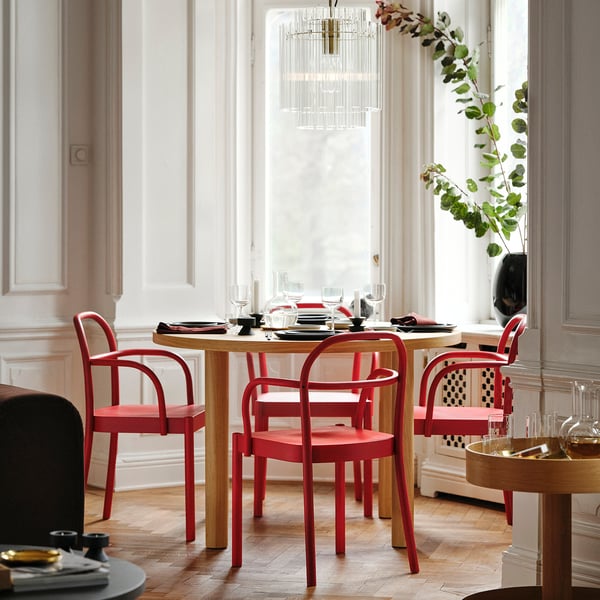 STOCKHOLM 2025 / STOCKHOLM 2025 - Table and 4 chairs with armrests, oak veneer/red, 115 cm