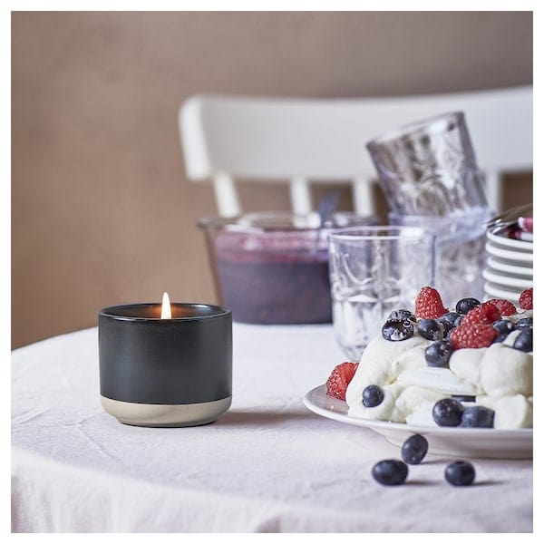 Ikea STÖRTSKÖN - Scented candle/ceramic jar, Berries/Black,25 h