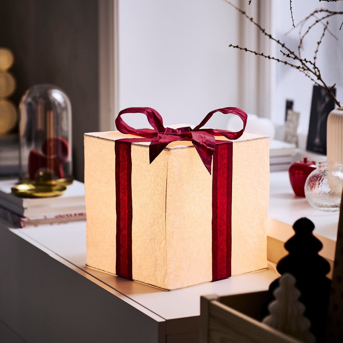 STRÅLA table lamp, box/red, 28x28 cm