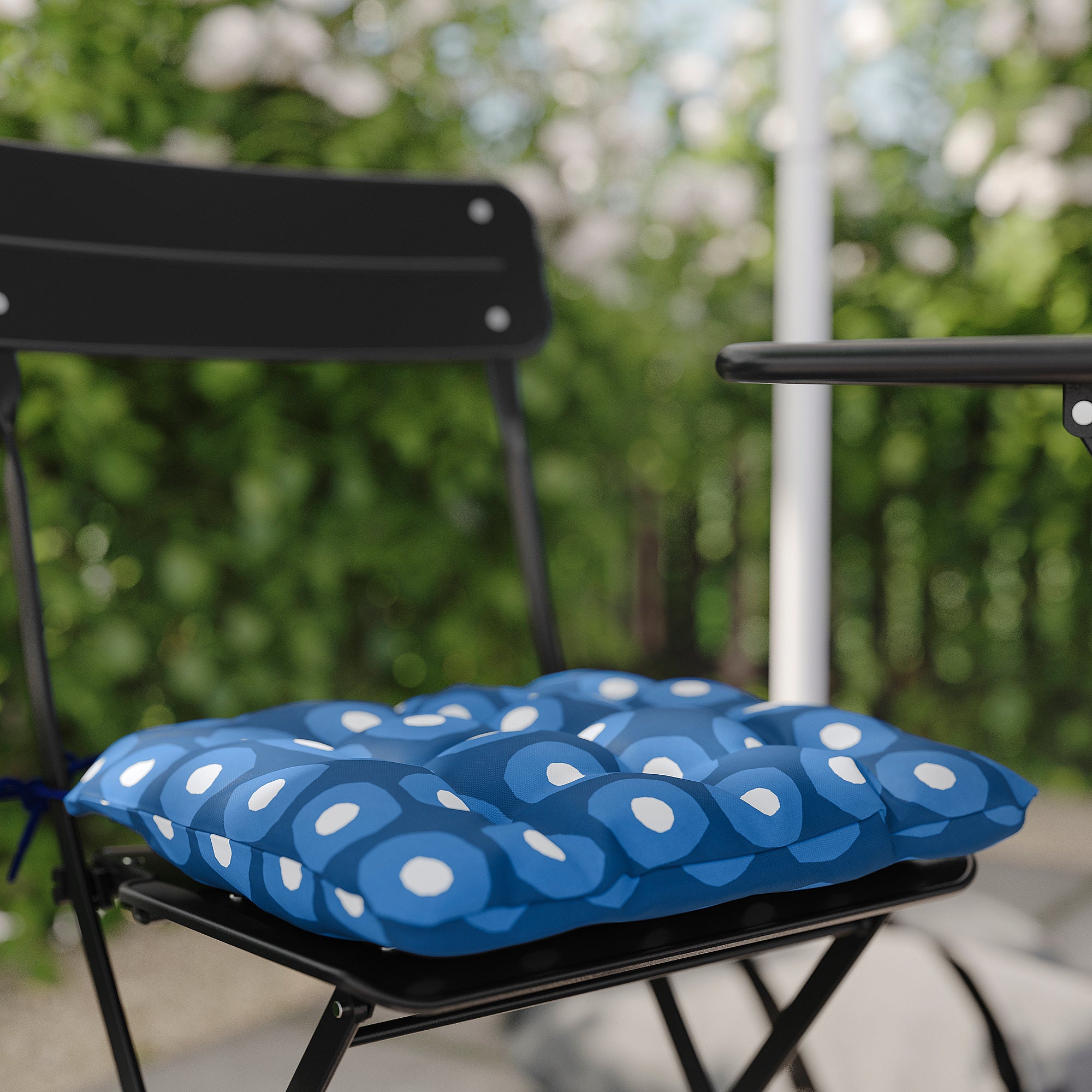 SUNDSÖ table and 2 folding chairs, outdoor anthracite/anthracite Klösan dark blue, 65x65 cm