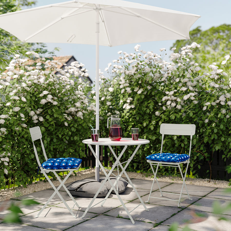 SUNDSÖ table and 2 folding chairs, outdoor off-white/off-white Klösan dark blue, 65 cm