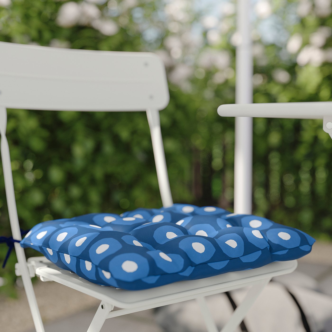 SUNDSÖ table and 2 folding chairs, outdoor off-white/off-white Klösan dark blue, 65x43 cm