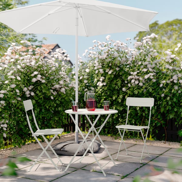 SUNDSÖ - SUNDSÖ Table and 2 folding chairs, outdoor off-white/off-white, 65 cm