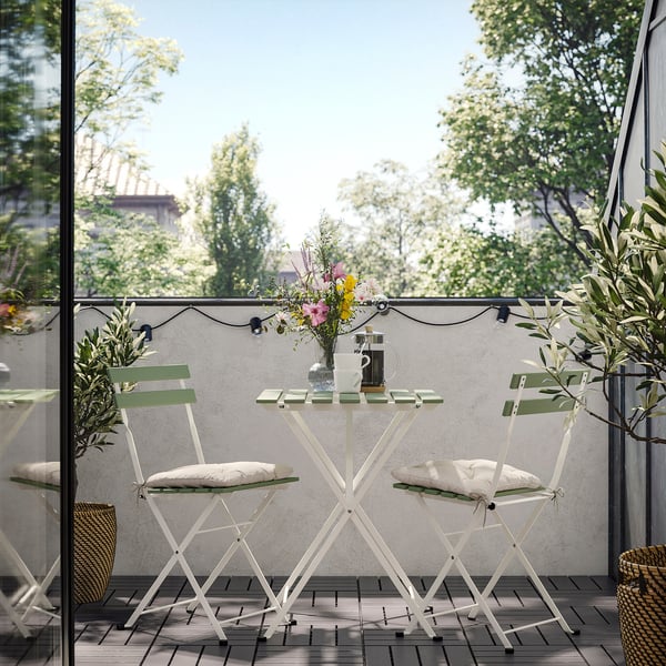 TÄRNÖ table+2 chairs, outdoor, white/green foldable/foldable Kuddarna light grey-beige, 55x54 cm
