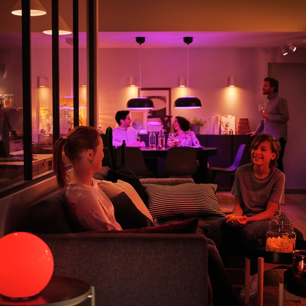 TRÅDFRI LED bulb E14 806 lumen, wireless dimmable colour and white spectrum/globe opal white, 60 mm