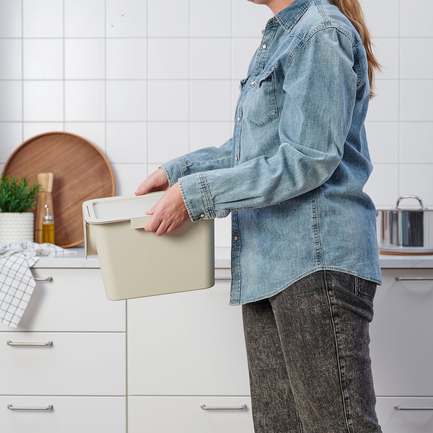 TRÖSKNING bin with lid, light beige, 12 l