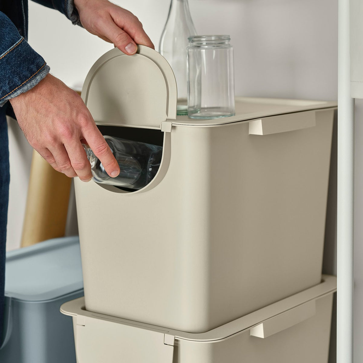 TRÖSKNING bin with lid, light beige, 25 l