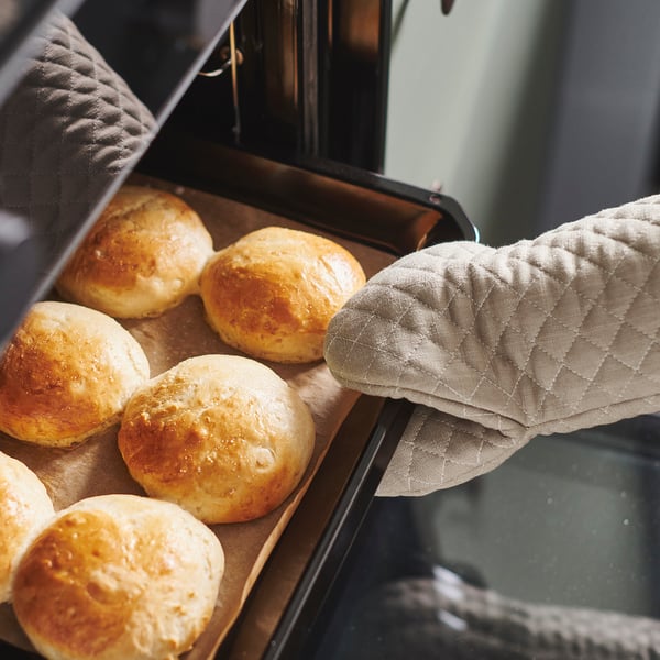 VÄLVÅRDAD oven glove, beige