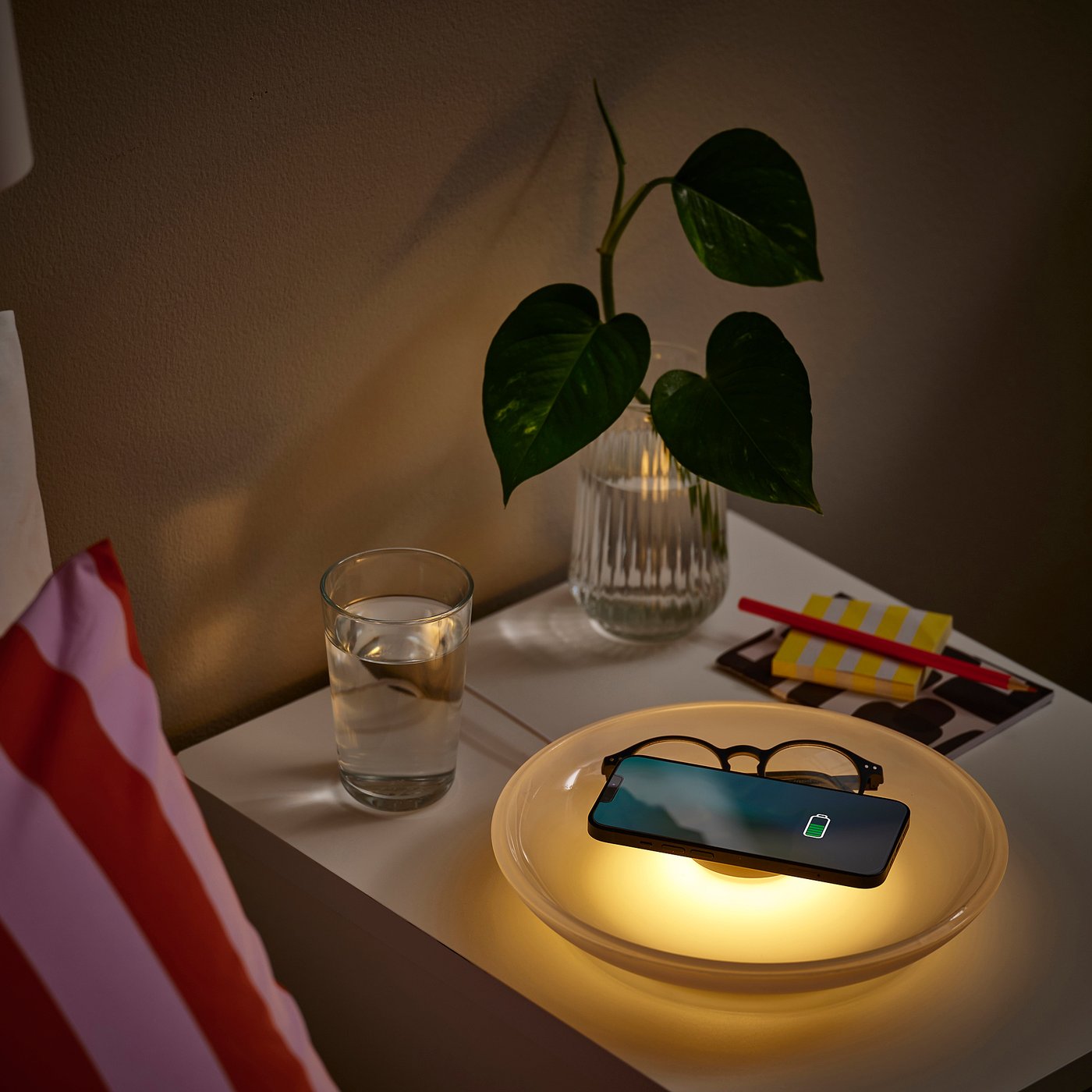 VÄSTMÄRKE wireless charger with lighting