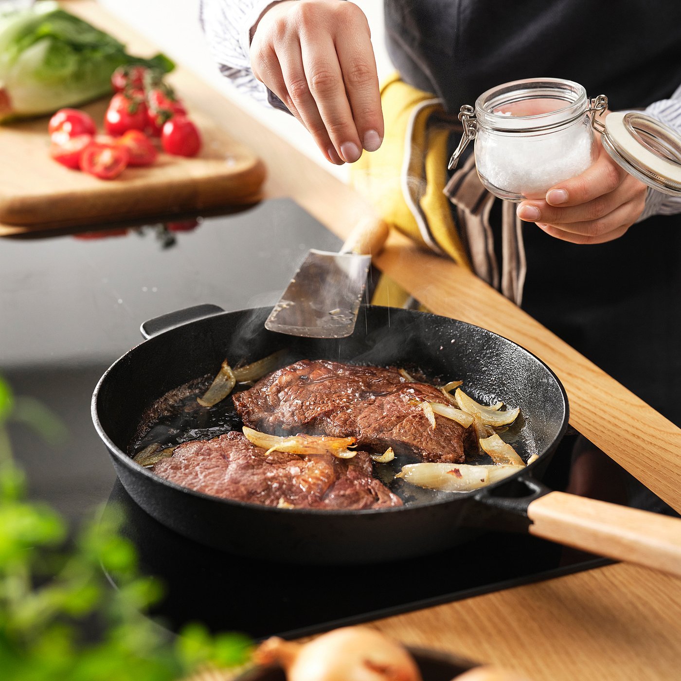 VARDAGEN frying pan, cast iron/beech, 26 cm