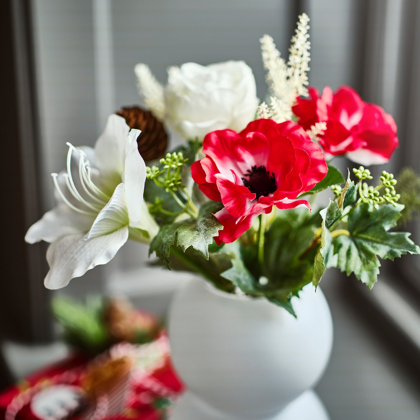 VINTERFINT artificial bouquet, in/outdoor red/white