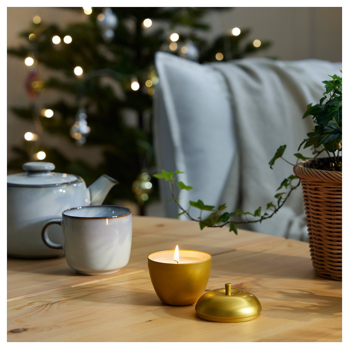 VINTERFINT scented candle in metal tin, apple-shaped/Apple and cinnamon gold-colour, 8 cm