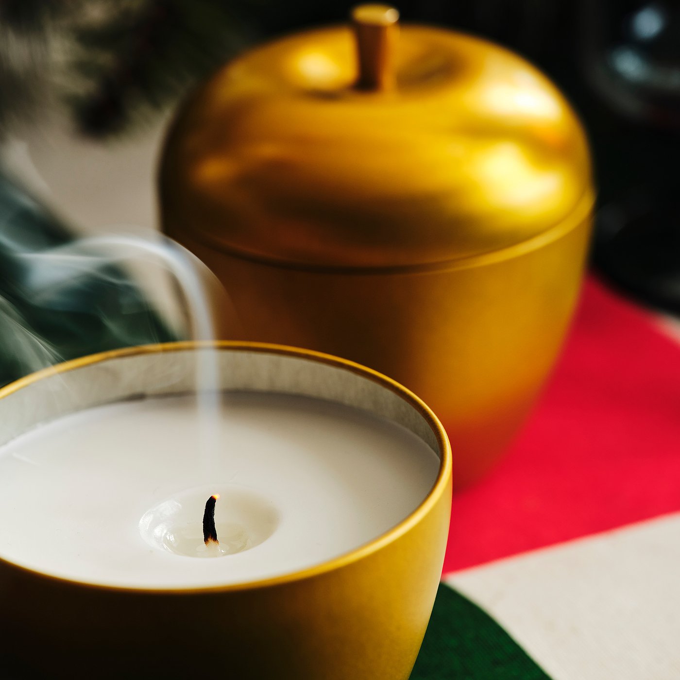VINTERFINT scented candle in metal tin, apple-shaped/Apple and cinnamon gold-colour, 8 cm