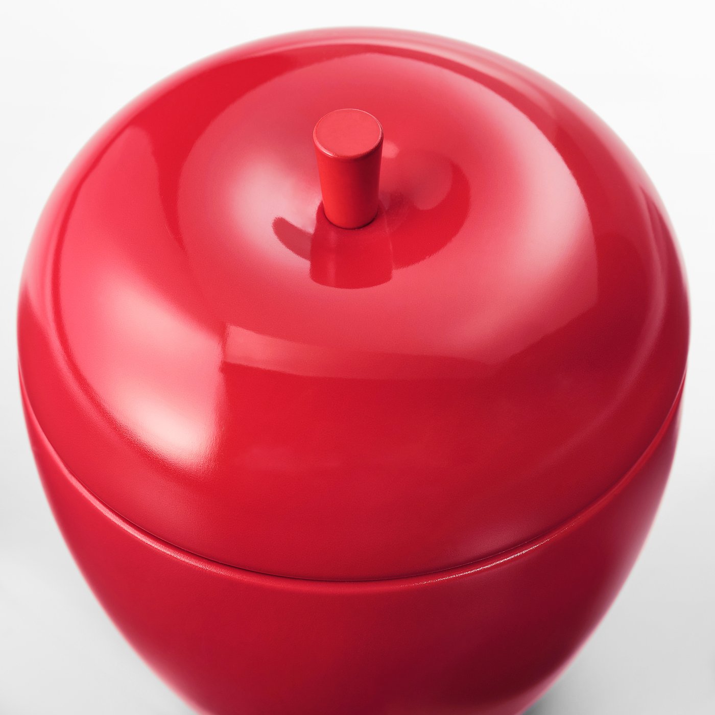 VINTERFINT scented candle in metal tin, apple-shaped/Apple and cinnamon red, 8 cm