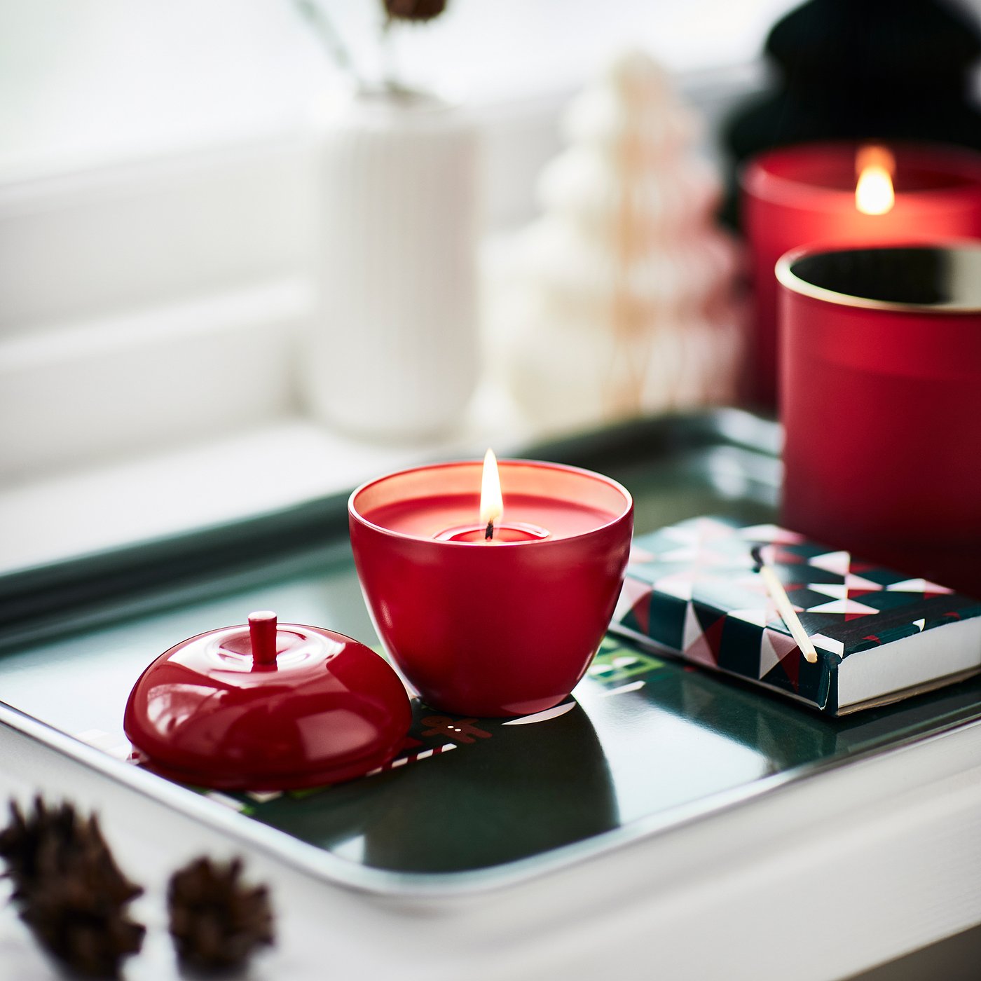 VINTERFINT scented candle in metal tin, apple-shaped/Apple and cinnamon red, 8 cm