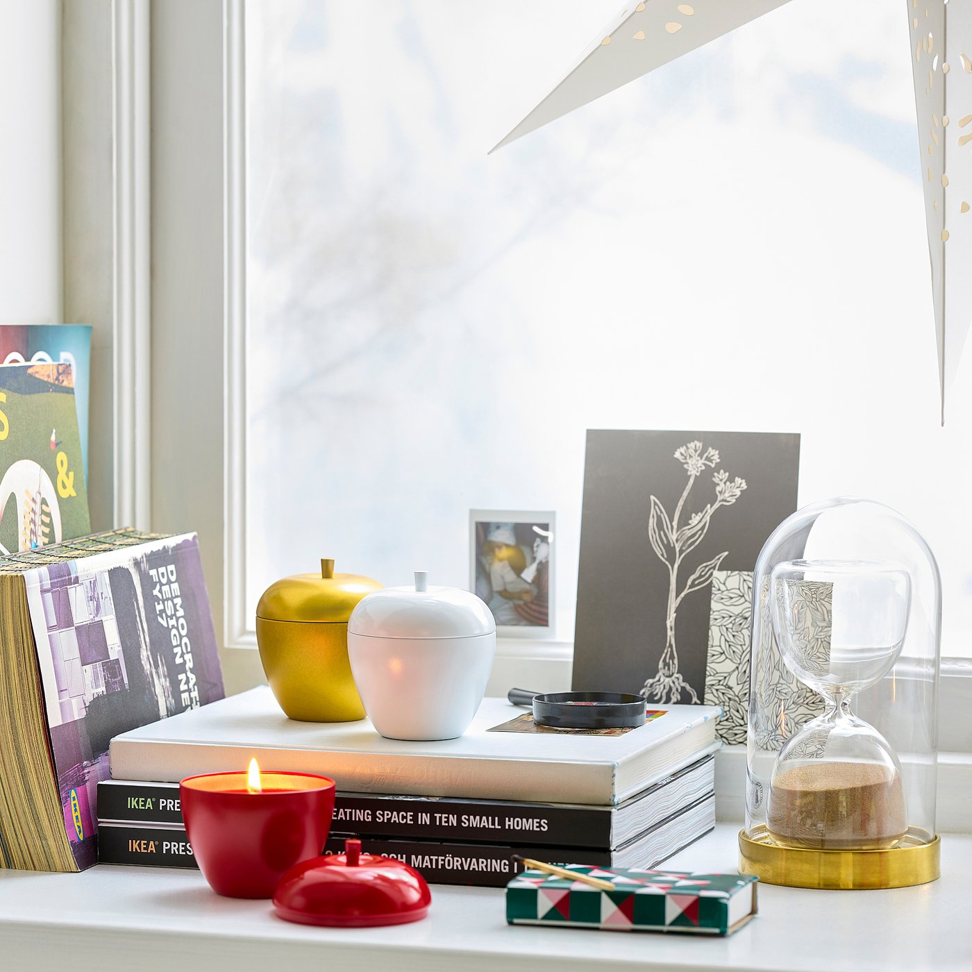 VINTERFINT scented candle in metal tin, apple-shaped/Vanilla white, 8 cm