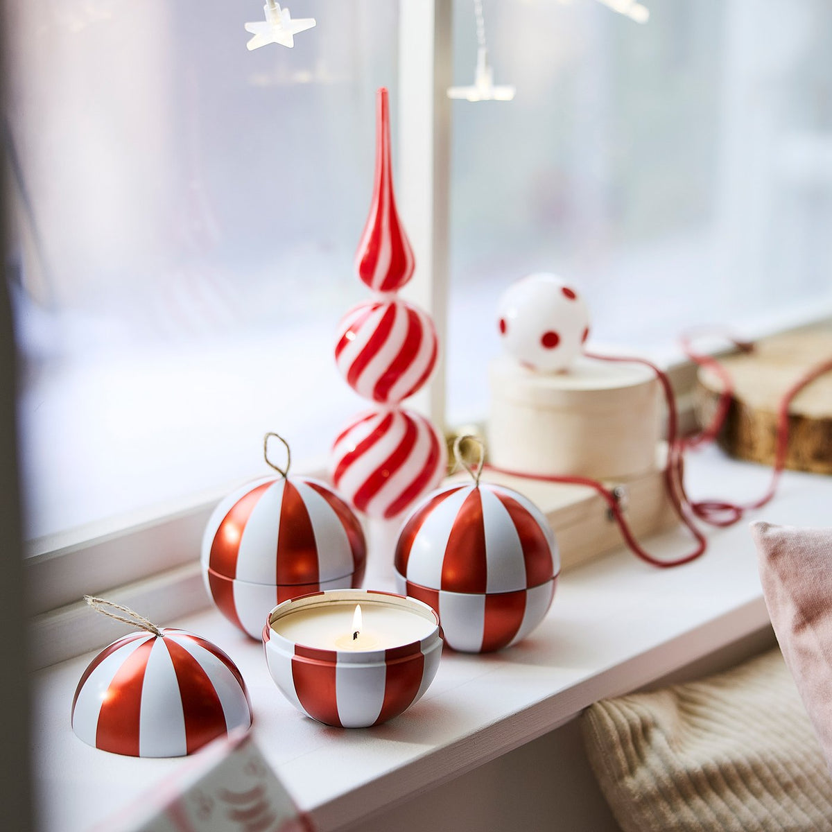 VINTERFINT scented candle in metal tin, bauble/Spiced delight red/white, 28 hr