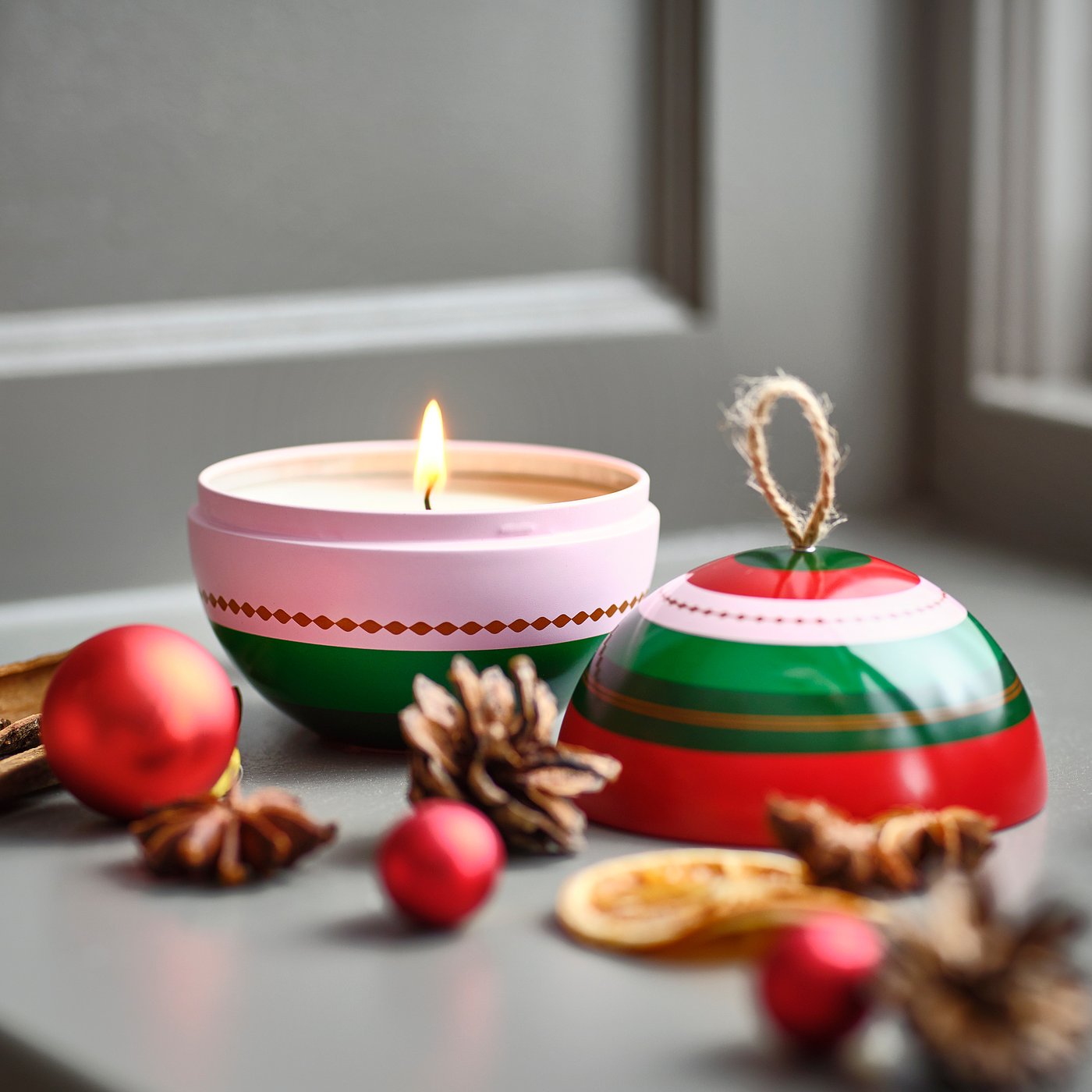 VINTERFINT scented candle in metal tin, bauble/Warm spices green, 9 cm