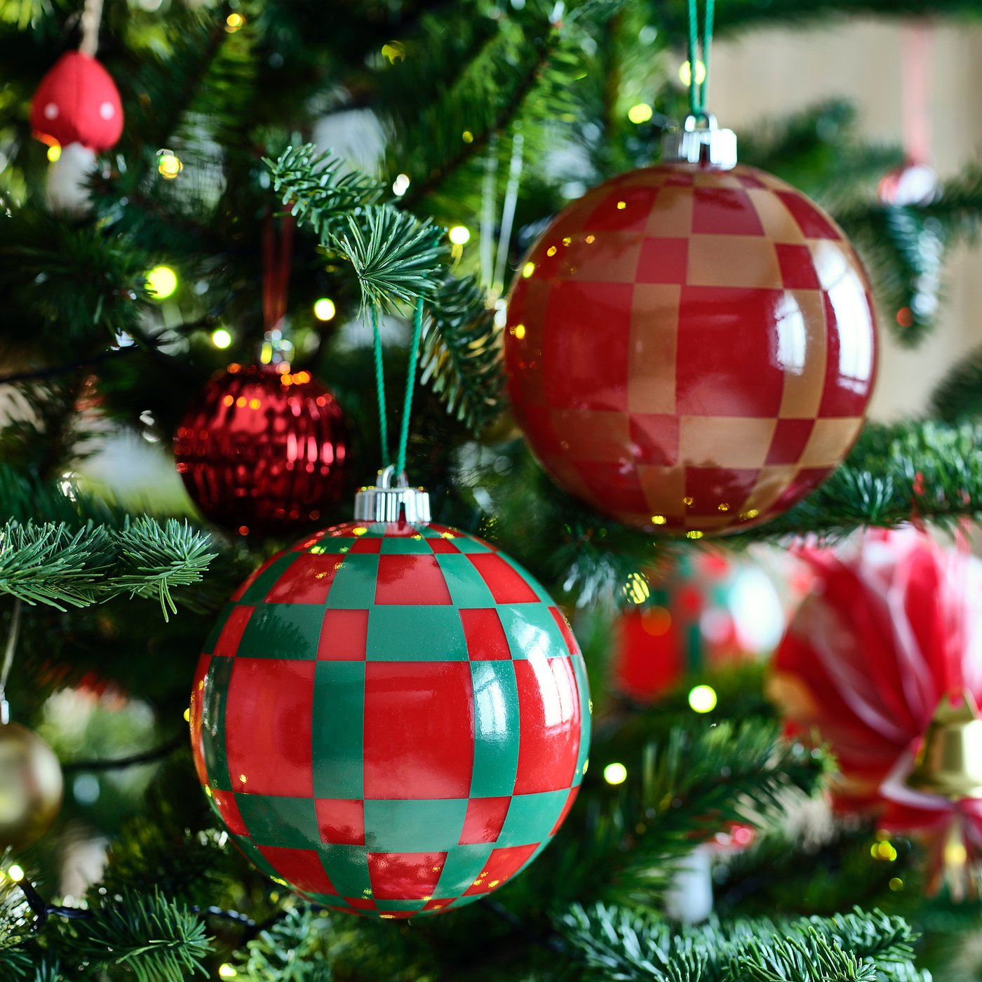VINTERFINT tree ornament, bauble red/green, 15 cm