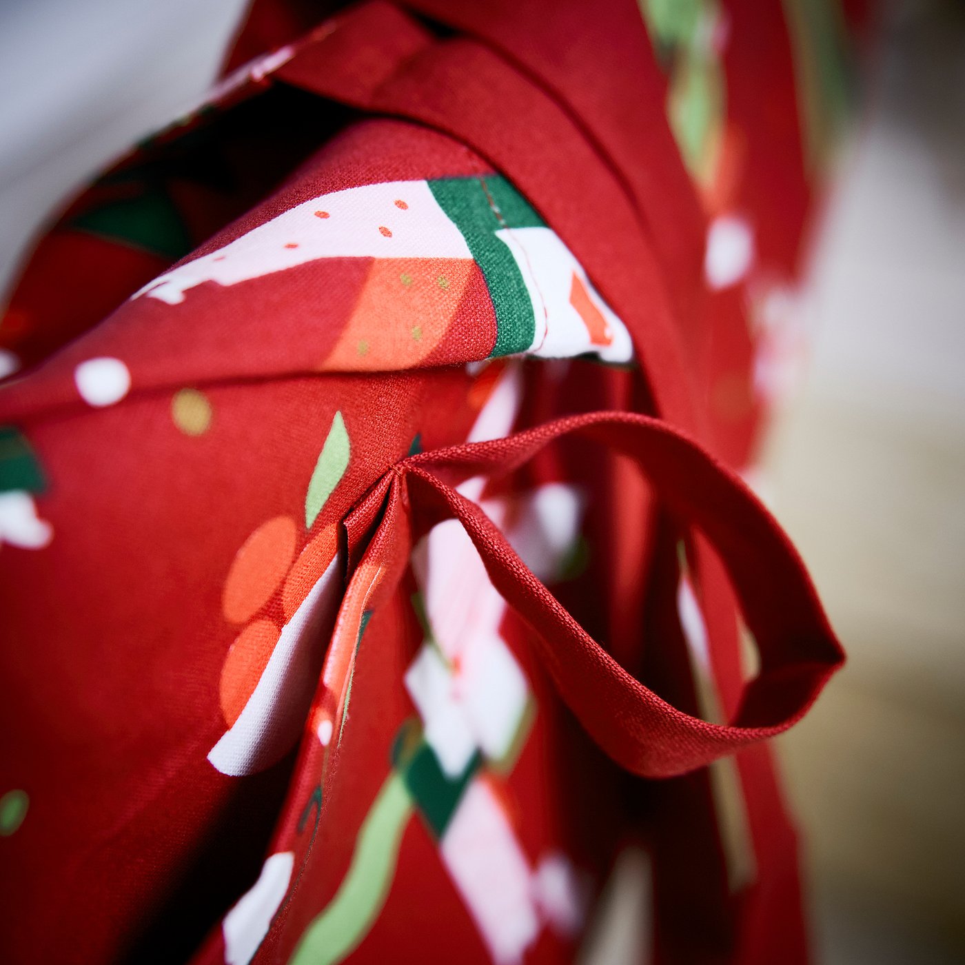 VINTERFINT apron, Christmas pattern red, 89x85 cm