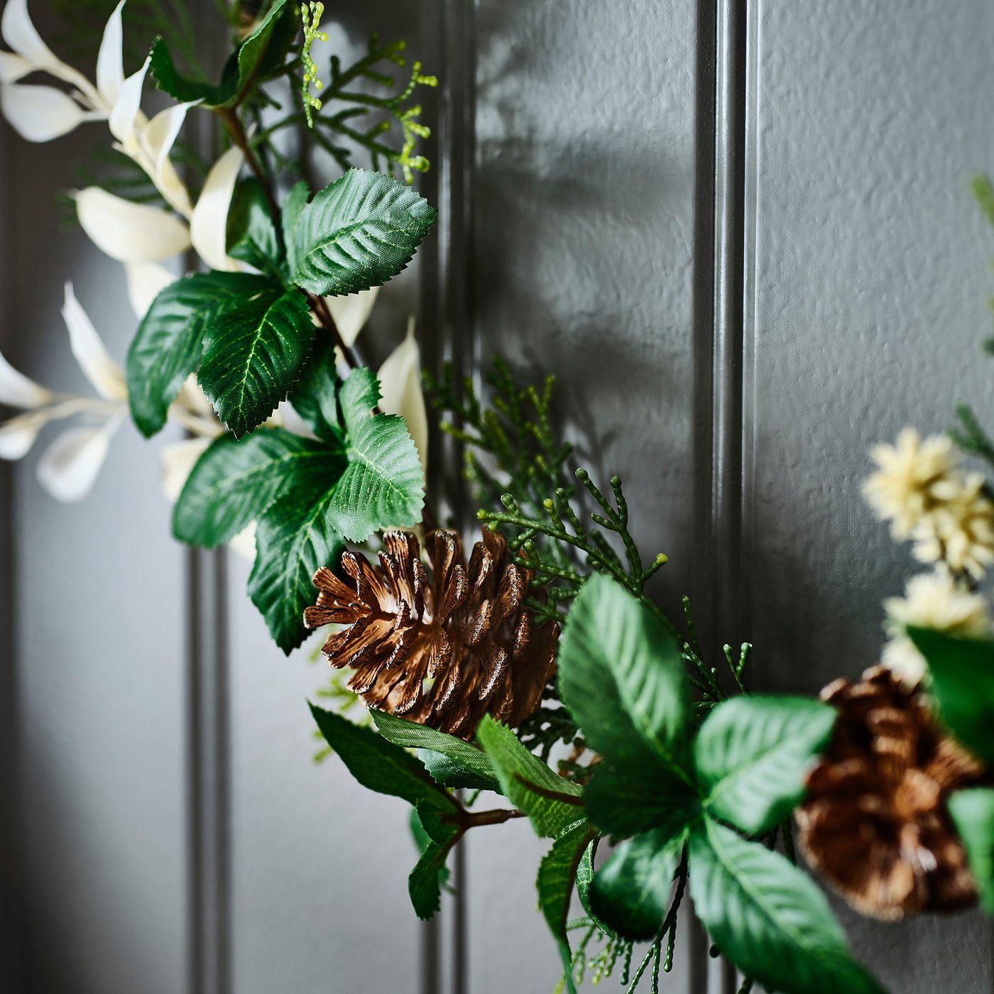 VINTERFINT artificial half wreath, in/outdoor green/white, 45 cm