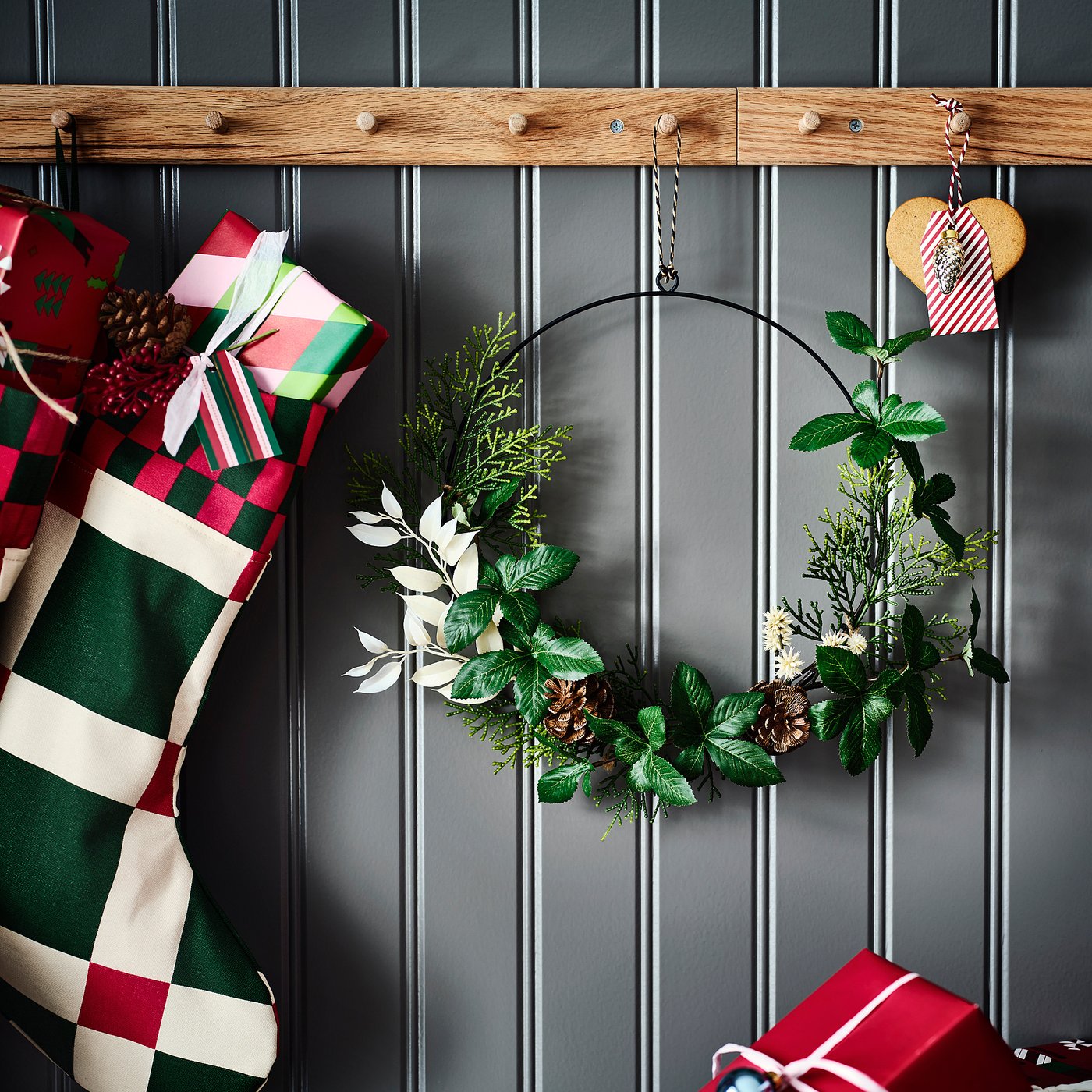 VINTERFINT artificial half wreath, in/outdoor green/white, 45 cm