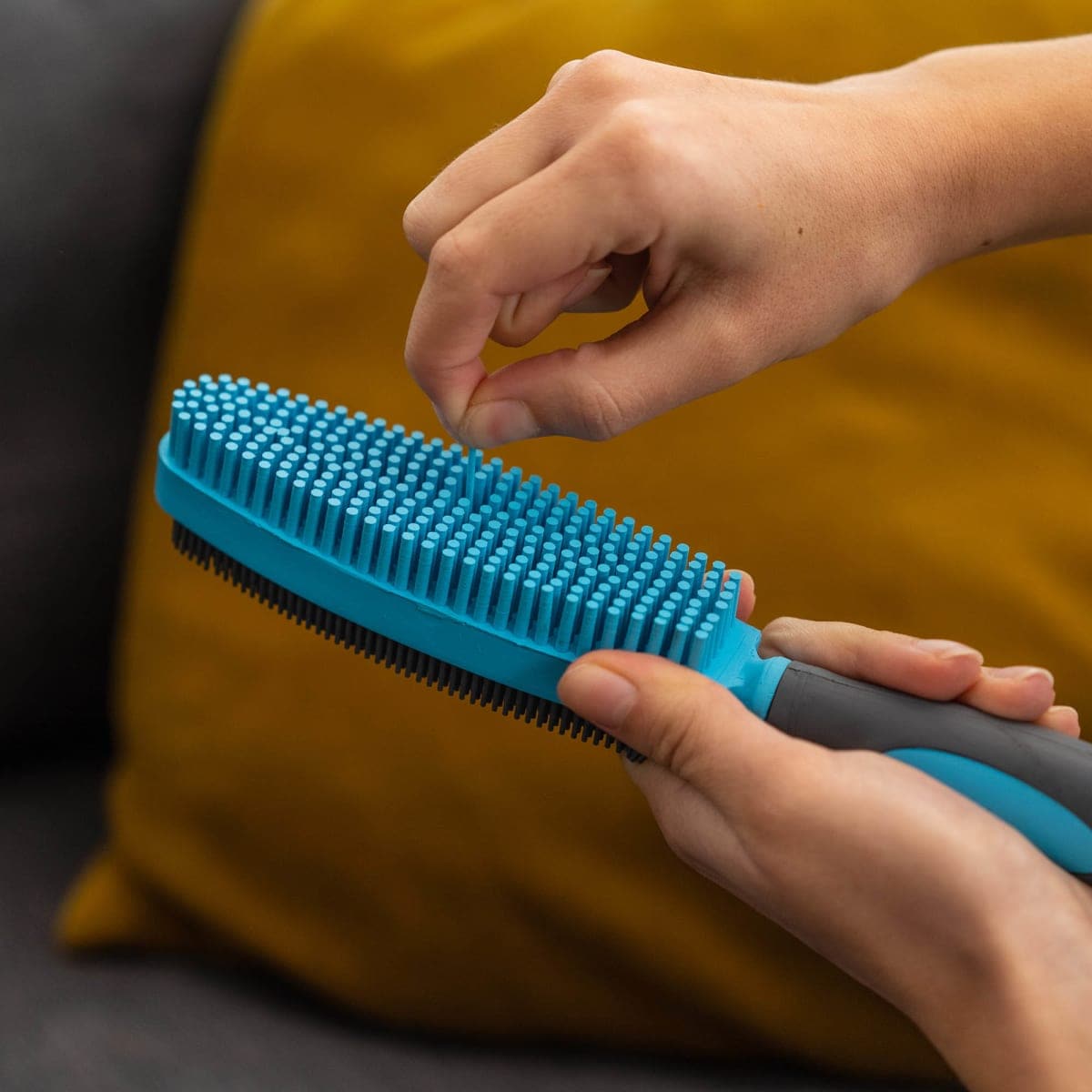 DOUBLE BRISTLE FABRIC BRUSH - best price from Maltashopper.com BR470003918