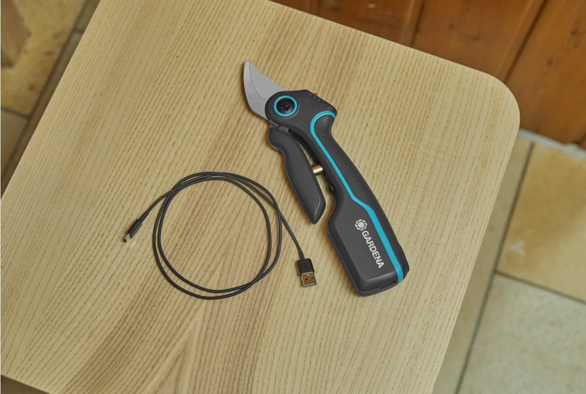 Bricocenter GARDENA BATTERY SHEAR CUT 25MM ASSISTCUT