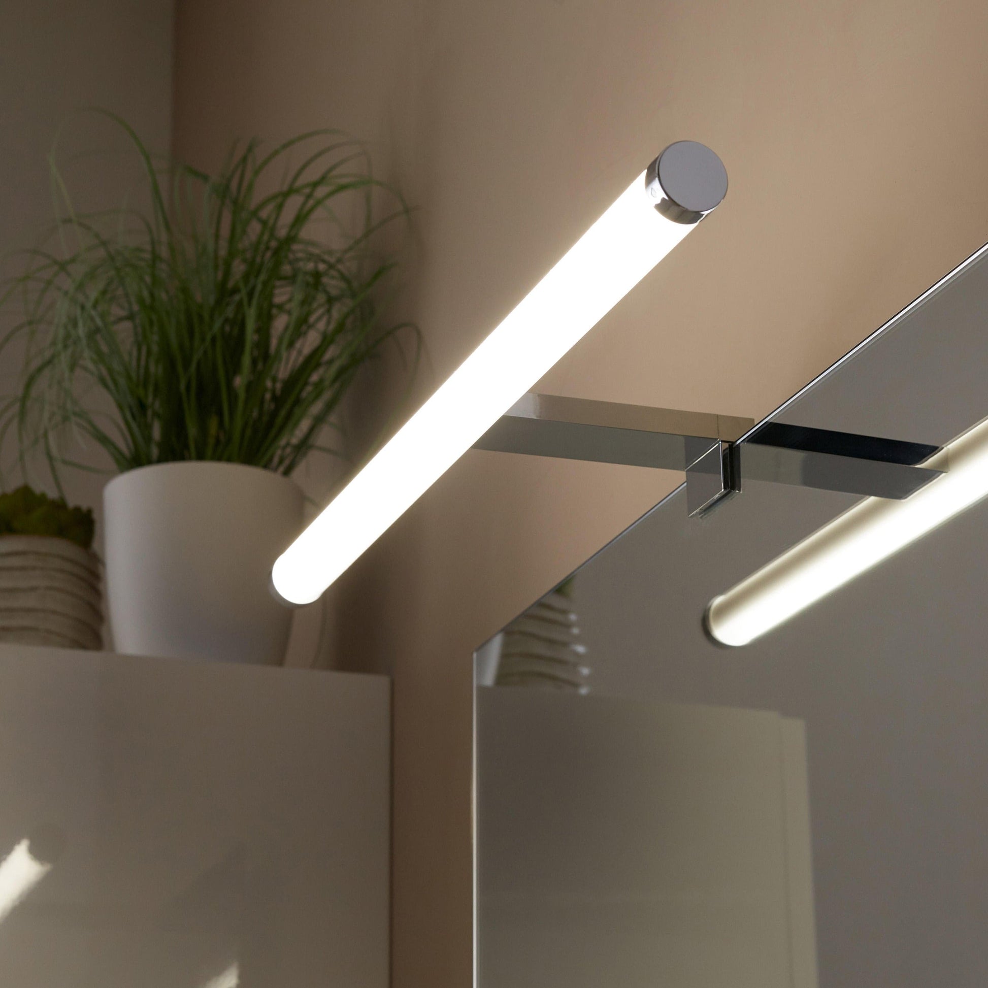 Bricocenter SOLAR WALL LIGHT METAL CHROME 80 CM LED 7W NATURAL LIGHT IP44