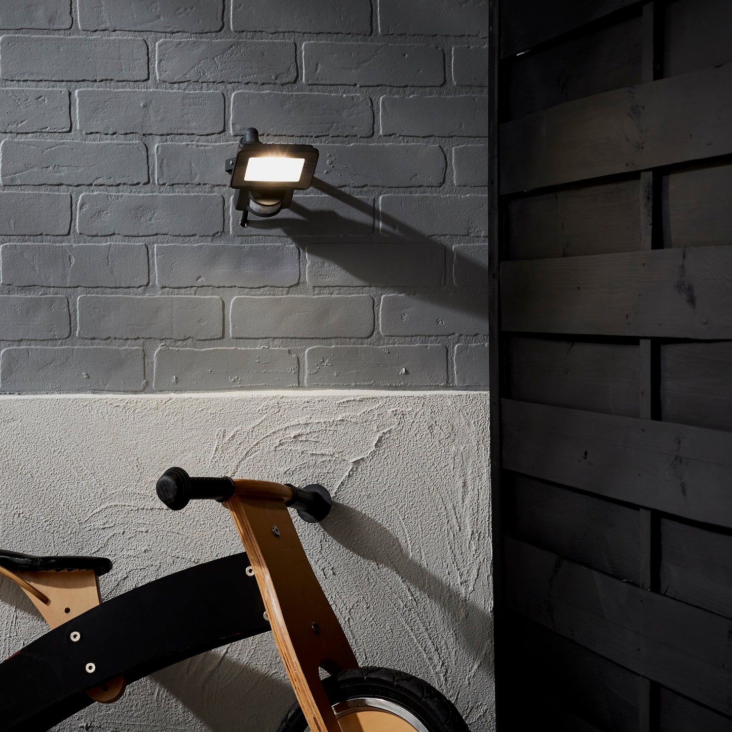 YONKERS ALUMINIUM PROJECTOR BLACK LED10W WITH MOTION SENSOR