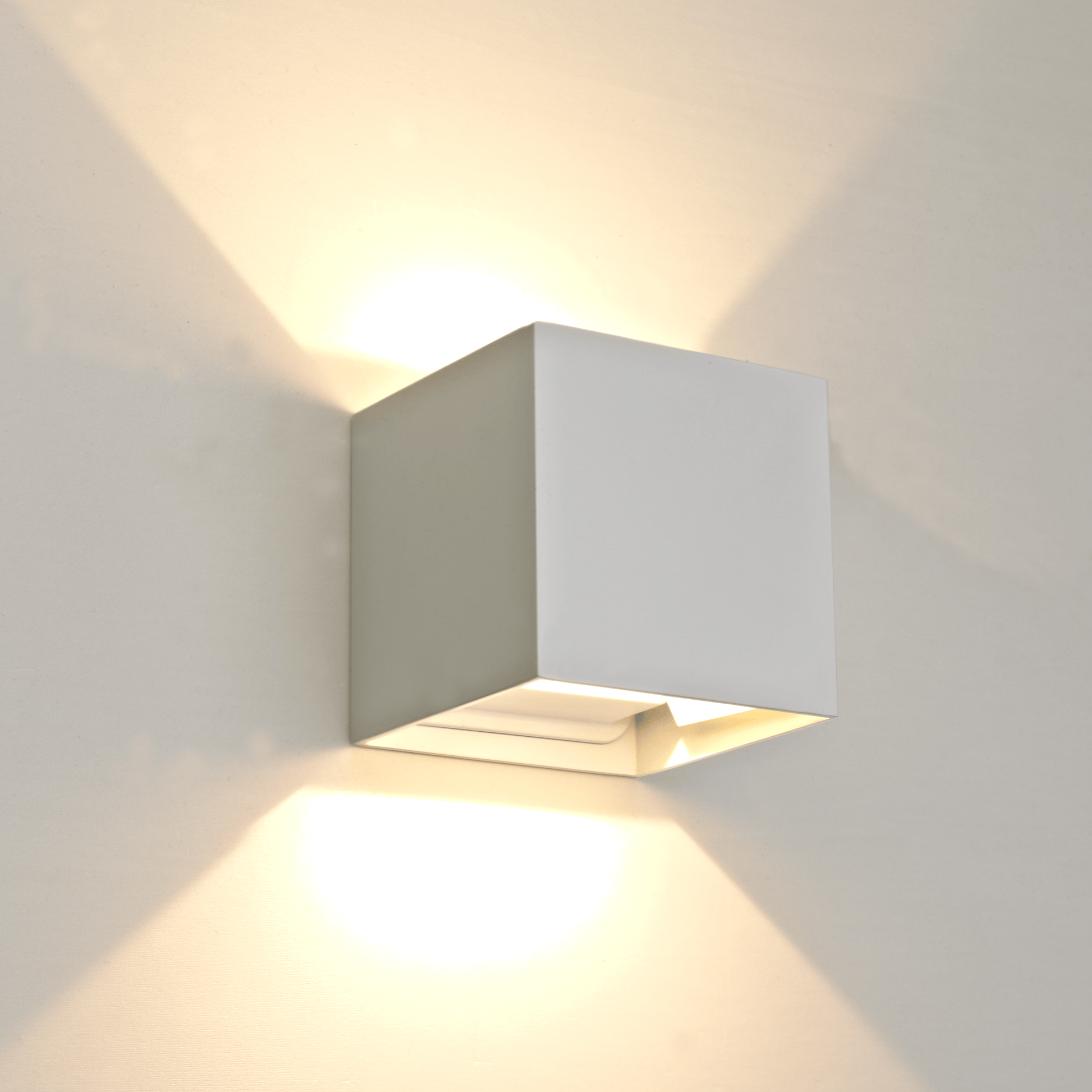 Bricocenter KUBBO METAL WHITE FLOOR LIGHT 10X10x10CM LED 9W WARM LIGHT