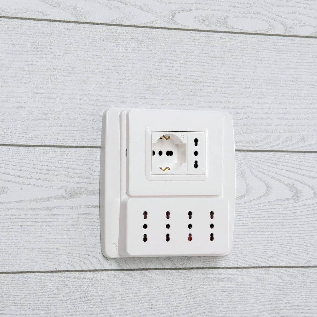 EMILIA SMART WALL SOCKET 4 SOCKETS 10/16A SUITABLE FOR 3-PIN BOX WHITE - best price from Maltashopper.com BR420003804