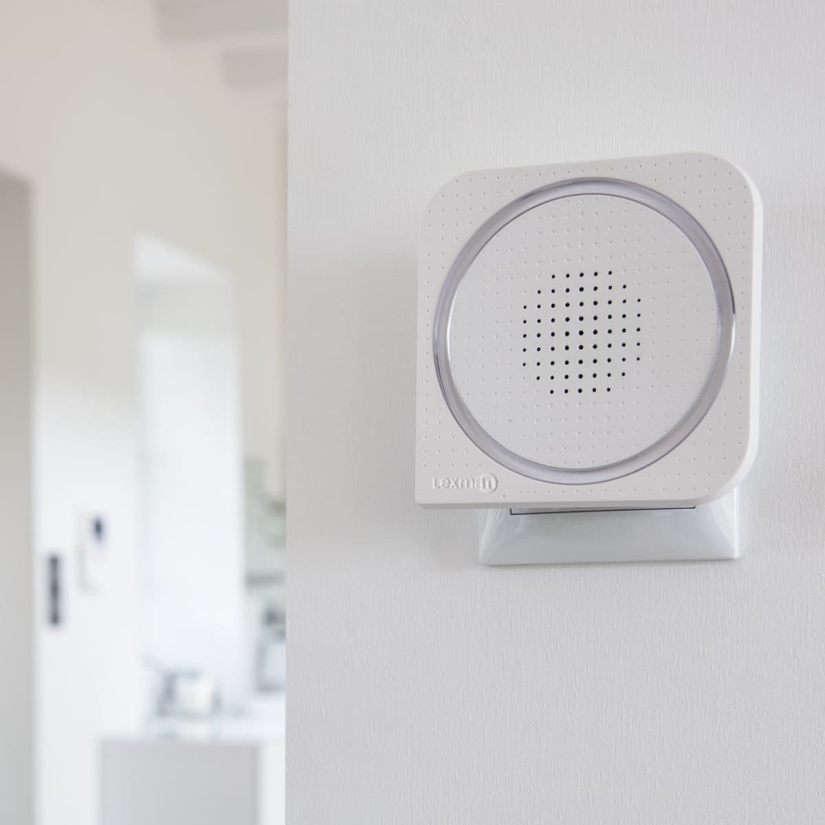 WIRELESS ILLUMINATED DOORBELL KIT WITH SOCKET 7 CHIMES WHITE EVOLOGY - Premium Bells from Bricocenter - Just €31.99! Shop now at Maltashopper.com