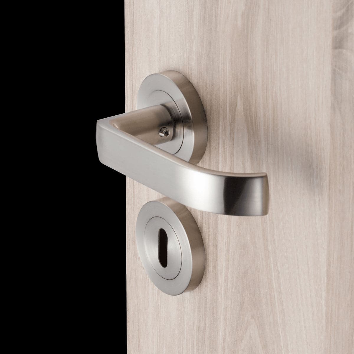 LENA DOOR HANDLE WITH ROSETTE AND ESCUTCHEON IN ZAMAK SATIN NICKEL FINISH - best price from Maltashopper.com BR410004439