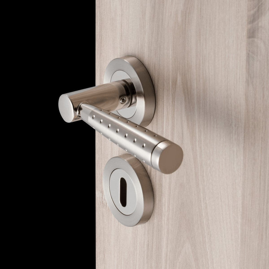 NINE DOOR HANDLE WITH ROSETTE AND ESCUTCHEON IN ZAMAK SATIN NICKEL FINISH - best price from Maltashopper.com BR410004435