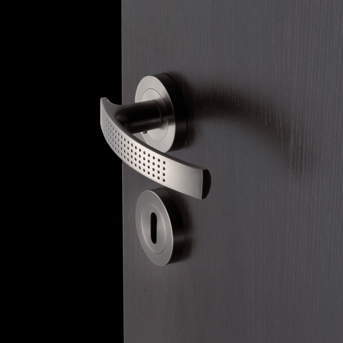 LOUNA DOOR HANDLE WITH ROSETTE AND ESCUTCHEON IN GRAPHITE FINISH ZAMAK - best price from Maltashopper.com BR410004446