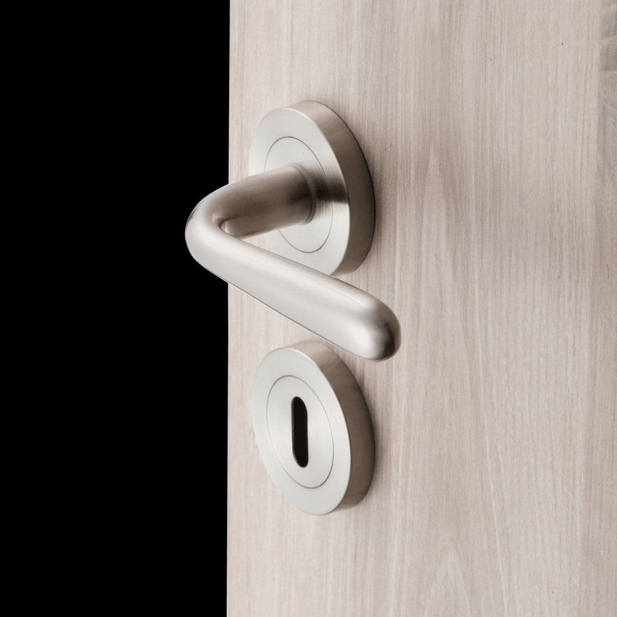 SPIRIT DOOR HANDLE WITH ROSETTE AND ESCUTCHEON IN ZAMAK SATIN NICKEL FINISH - best price from Maltashopper.com BR410004448