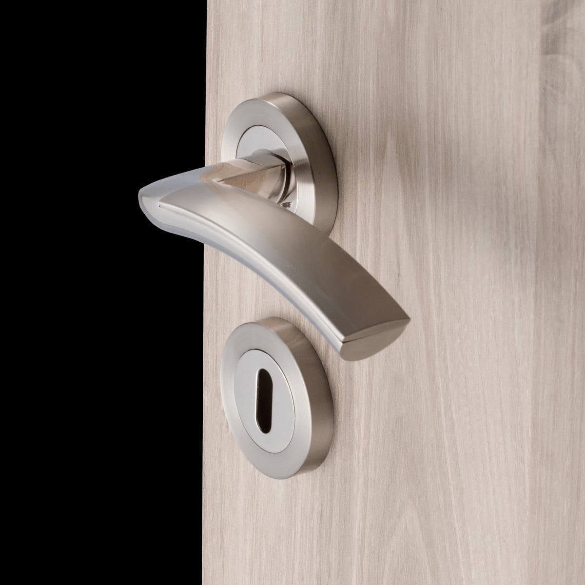 ASIA DOOR HANDLE WITH ROSETTE AND ESCUTCHEON IN ZAMAK SATIN NICKEL FINISH - best price from Maltashopper.com BR410004456