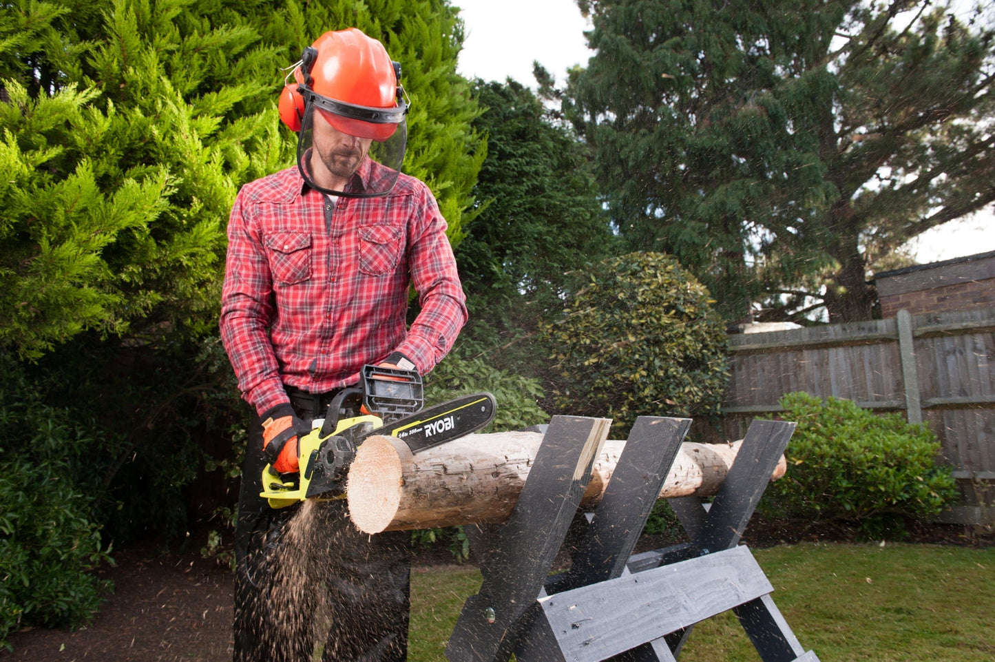 RYOBI ELECTRIC SAW 1900W 35cm BAR WITH ADDITIONAL CHAIN FOR FREE