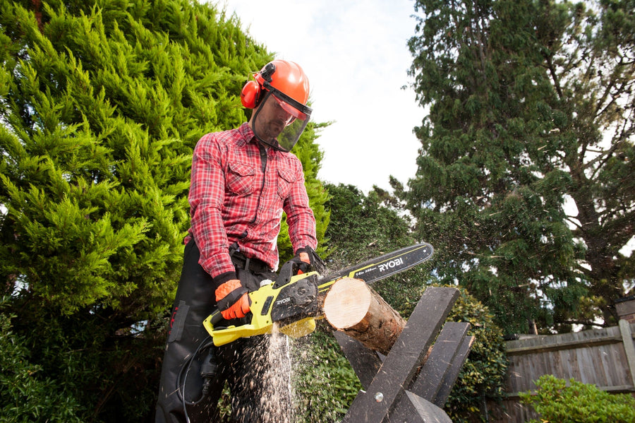 RYOBI ELECTRIC SAW 1900W 35cm BAR WITH ADDITIONAL CHAIN FOR FREE