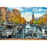 10702 1000 UFT - Wanderlust: Autumn in Amsterdam, Netherlands / ADOBE STOCK_L