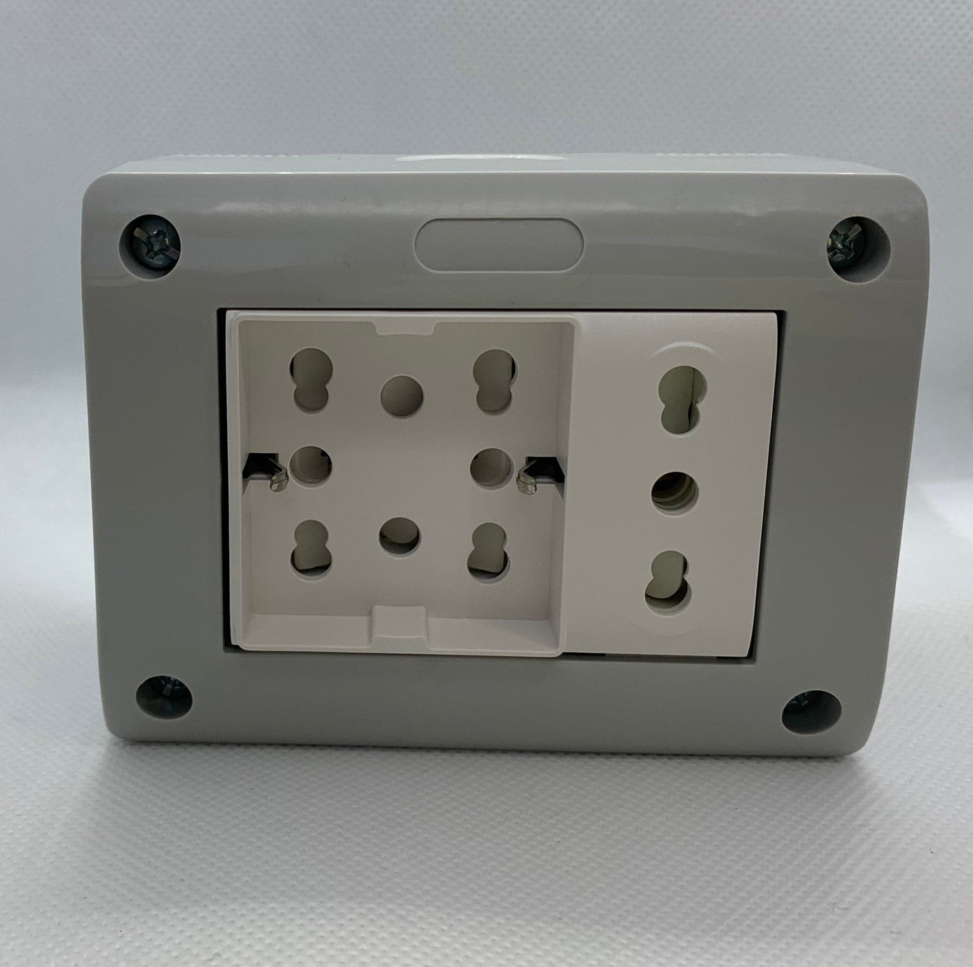 Bricocenter ENCLOSURE IP40 3 PLACES WITH UNIVERSAL SOCKET+BIPASS SOCKET