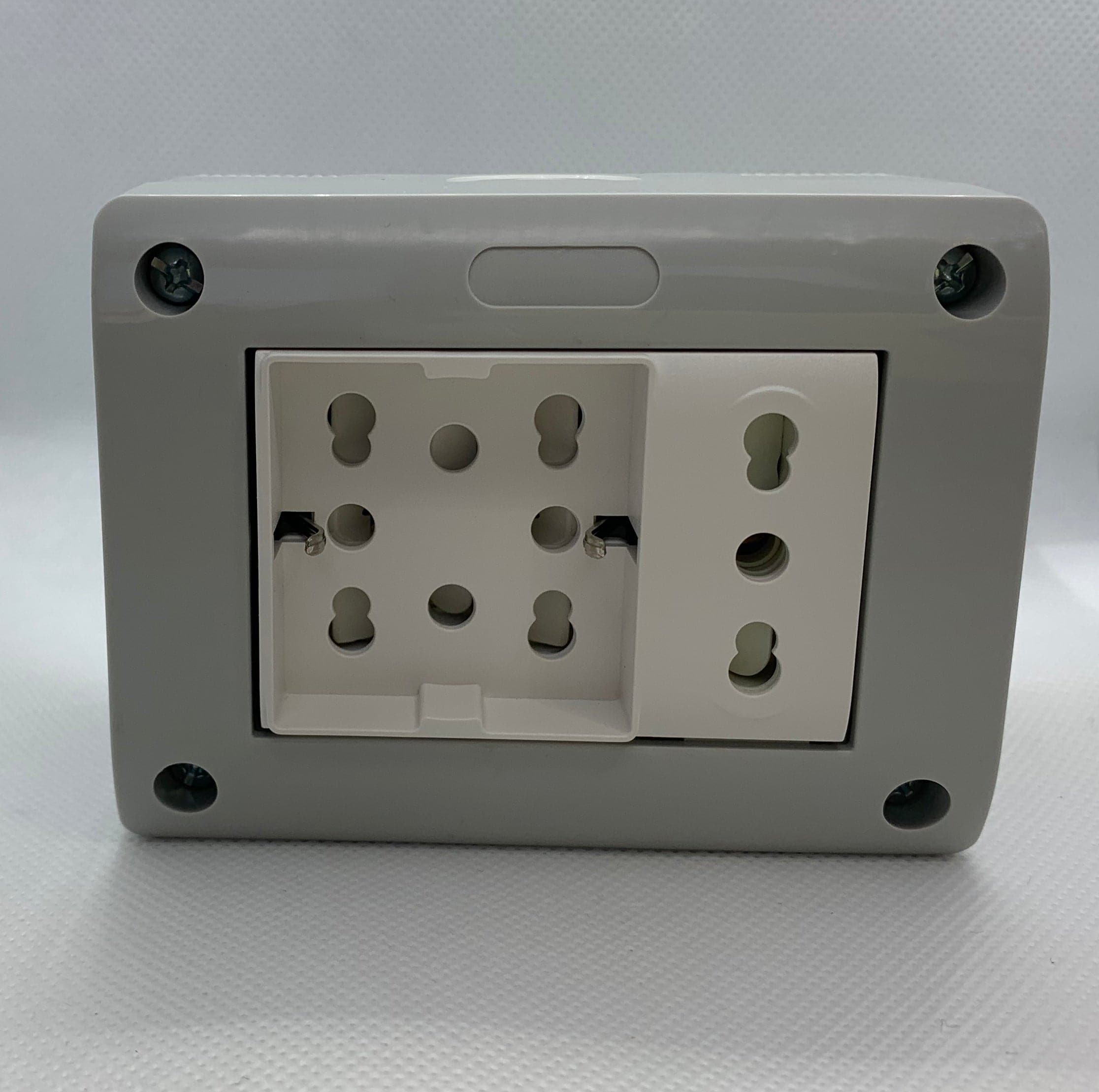 Bricocenter ENCLOSURE IP40 3 PLACES WITH UNIVERSAL SOCKET+BIPASS SOCKET